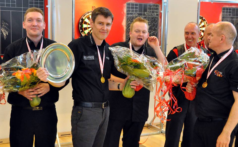 Lidos hold med medaljer, blomster og sølvfad efter et dansk mesterskab.