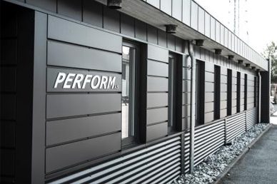 Facaden hos Perform A/S, hovedsponsor for Lido Dartklub.